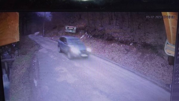 СЛИКЕ ИЗ ПОТРАГЕ: Фотографија џипа којим су нестали Драган Даничић и његова ћерка Милица (ФОТО) СЛИКЕ ИЗ ПОТРАГЕ: Фотографија џипа којим су нестали Драган Даничић и његова ћерка Милица (ФОТО)