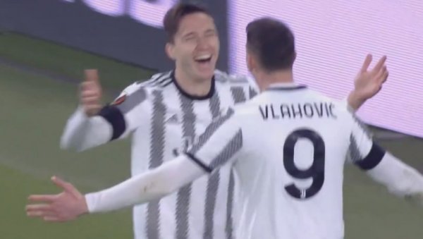 СРПСКИ МАТ! Душан Влаховић дигао стадион на ноге на европском искушењу старе даме, навијачи Јувентуса су ово чекали (ВИДЕО) СРПСКИ МАТ! Душан Влаховић дигао стадион на ноге на европском искушењу старе даме, навијачи Јувентуса су ово чекали (ВИДЕО)