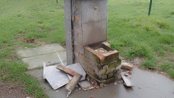 ДЕМОЛИРАНА ЈАВНА ЧЕСМА: Вандали у Сивцу уништавају имовину ДЕМОЛИРАНА ЈАВНА ЧЕСМА: Вандали у Сивцу уништавају имовину