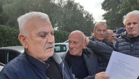 PROTEST NEKADAŠNJIH RADNIKA PRIVATIZOVANOG DELA LUKE BAR: Vlasnik nije uplaćivao poreze i doprinose, penzije primaju manje PROTEST NEKADAŠNJIH RADNIKA PRIVATIZOVANOG DELA LUKE BAR: Vlasnik nije uplaćivao poreze i doprinose, penzije primaju manje