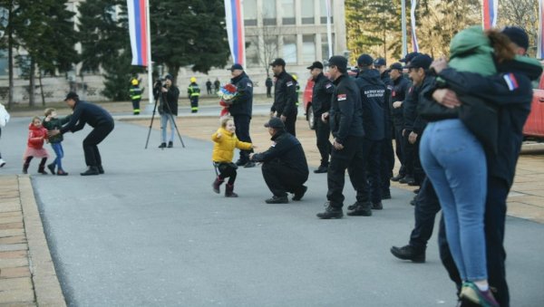 ЗАГРЉАЈИ И СУЗЕ: Дирљиве сцене испред Палате Србија - Породице дочекале хероје спасиоце који су се вратили из Турске (ФОТО) ЗАГРЉАЈИ И СУЗЕ: Дирљиве сцене испред Палате Србија - Породице дочекале хероје спасиоце који су се вратили из Турске (ФОТО)
