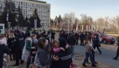 ДИРЉИВЕ СЛИКЕ ИСПРЕД ПАЛАТЕ СРБИЈА: Породице дочекале хероје српске спасиоце (ВИДЕО) ДИРЉИВЕ СЛИКЕ ИСПРЕД ПАЛАТЕ СРБИЈА: Породице дочекале хероје српске спасиоце (ВИДЕО)