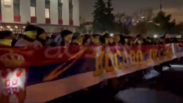 МОСКВА ГРМЕЛА У ЧАСТ СРБИЈЕ: Руски навијачи се окупили на дан независности тзв. Косова (ВИДЕО) МОСКВА ГРМЕЛА У ЧАСТ СРБИЈЕ: Руски навијачи се окупили на дан независности тзв. Косова (ВИДЕО)