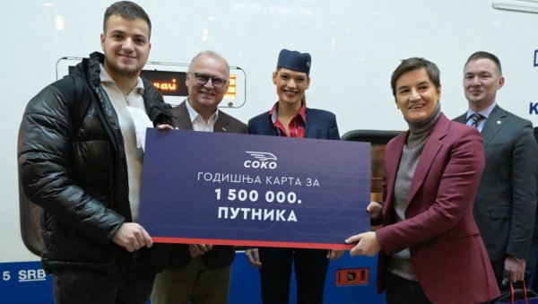 БРЗИ ВОЗ СОКО ПРЕВЕЗАО 1.500.000 ЉУДИ: Брнабић и Весић уручили награду сретном путнику БРЗИ ВОЗ СОКО ПРЕВЕЗАО 1.500.000 ЉУДИ: Брнабић и Весић уручили награду сретном путнику