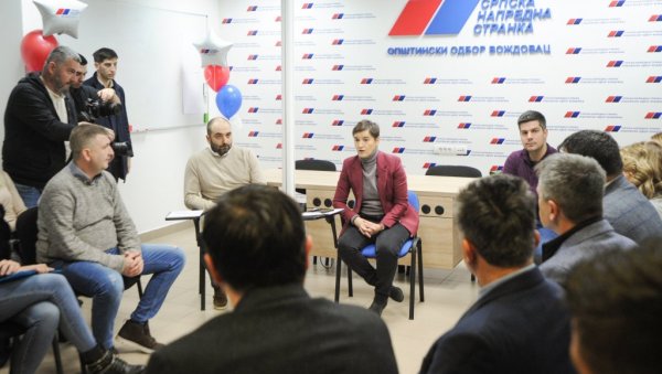 ВЕРУЈЕМ У НАШУ ЗЕМЉУ И ЉУДЕ: Брнабић најавила да ће више времена проводити на терену са грађанима ВЕРУЈЕМ У НАШУ ЗЕМЉУ И ЉУДЕ: Брнабић најавила да ће више времена проводити на терену са грађанима