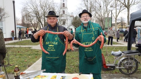 SVE DRUGE SU KOBASICE, SAMO JE ITEBEJSKA PRAVA: Kod Zrenjanina održana tradicionalna gurmansko-turistička manifestacija (FOTO) SVE DRUGE SU KOBASICE, SAMO JE ITEBEJSKA PRAVA: Kod Zrenjanina održana tradicionalna gurmansko-turistička manifestacija (FOTO)