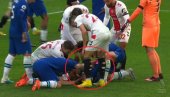 POTRESNE SCENE IZ ENGLESKE: Kapiten Čelsija hitno prebačen u bolnicu! (VIDEO) POTRESNE SCENE IZ ENGLESKE: Kapiten Čelsija hitno prebačen u bolnicu! (VIDEO)