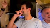 O GDE SI, JELENA, DA MI SRCE SMIRIŠ: Novak preplavljen emocijama zapevao na proslavi! Đoković supruzi posvetio dirljive reči (VIDEO)