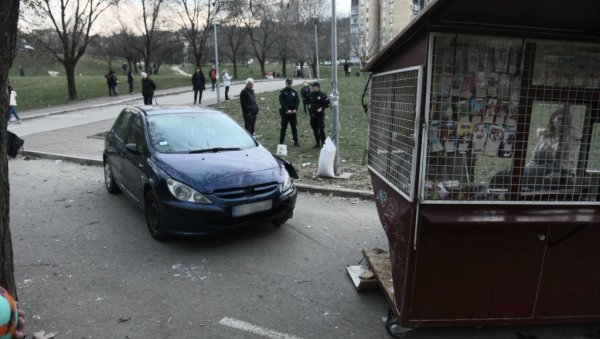 ПАРК ЈЕ БИО ПУН ДЕЦЕ, ЉУДИ СУ ВРИШТАЛИ И БЕЖАЛИ: Детаљи несреће на Миријеву - ауто се забио у киоск (ФОТО) ПАРК ЈЕ БИО ПУН ДЕЦЕ, ЉУДИ СУ ВРИШТАЛИ И БЕЖАЛИ: Детаљи несреће на Миријеву - ауто се забио у киоск (ФОТО)