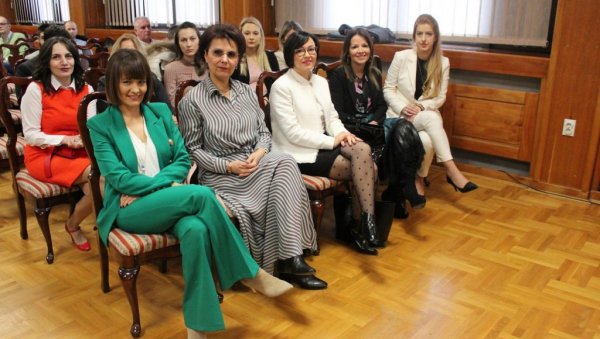 ПРИЗНАЊА ЗА НАЈБОЉЕ: Универзитет у Крагујевцу наградио жене научнице ПРИЗНАЊА ЗА НАЈБОЉЕ: Универзитет у Крагујевцу наградио жене научнице