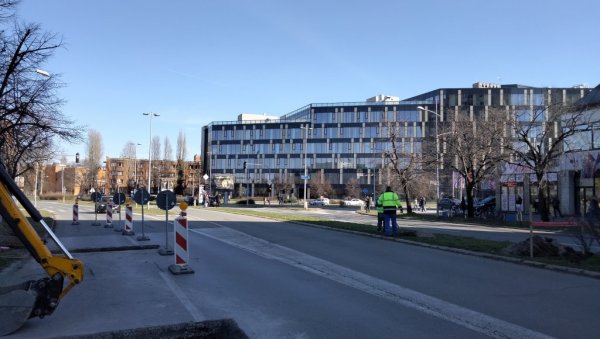 НА НОВОСАДСКОМ БУЛЕВАРУ ПОЧЕЛА ИЗГРАДЊА КРУЖНЕ РАСКРСНИЦЕ: Град добија „турбо“ кружни ток са спомеником Николи Тесли НА НОВОСАДСКОМ БУЛЕВАРУ ПОЧЕЛА ИЗГРАДЊА КРУЖНЕ РАСКРСНИЦЕ: Град добија „турбо“ кружни ток са спомеником Николи Тесли
