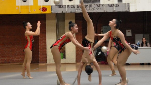 ОДОБРЕН НОВАЦ ЗА СПОРТСКЕ ПРОГРАМЕ: За 64 параћинска клуба и организације 55 милиона динара ОДОБРЕН НОВАЦ ЗА СПОРТСКЕ ПРОГРАМЕ: За 64 параћинска клуба и организације 55 милиона динара