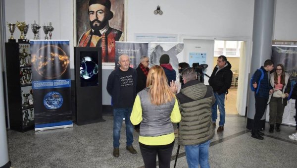 ЦЕРН НА ПОСТЕРИМА: Изложба Департмана ПМФ за физику у нишиким гимназијама ЦЕРН НА ПОСТЕРИМА: Изложба Департмана ПМФ за физику у нишиким гимназијама