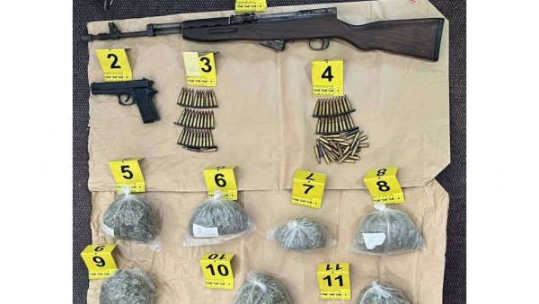 ХАПШЕЊЕ У КРУШЕВЦУ: Осумњичени као колекционар - полиција запленила читав арсенал оружја и марихуану ХАПШЕЊЕ У КРУШЕВЦУ: Осумњичени као колекционар - полиција запленила читав арсенал оружја и марихуану