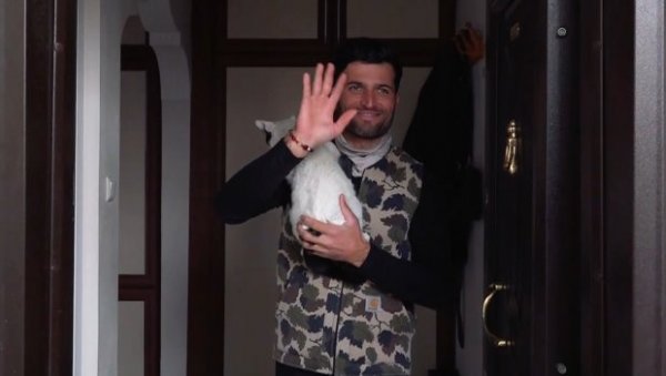 ЖИВОТИЊЕ ИМАЈУ ОСЕЋАЊА: Ватрогасац усвојио мачку коју је извукао из рушевина - Брзо смо се зближили (ВИДЕО) ЖИВОТИЊЕ ИМАЈУ ОСЕЋАЊА: Ватрогасац усвојио мачку коју је извукао из рушевина - Брзо смо се зближили (ВИДЕО)
