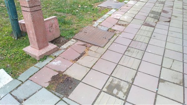 ДВЕ ГОДИНЕ ПОСЛЕ ОБНОВЕ: Оштећена стаза у Сунчаном парку ризична за пролазнике ДВЕ ГОДИНЕ ПОСЛЕ ОБНОВЕ: Оштећена стаза у Сунчаном парку ризична за пролазнике