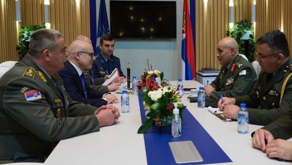 ОДЛИЧНА ВОЈНА САРАДЊА СРБИЈЕ И КИПРА: Вучевић се састао са генералом Зервакисом (ФОТО) ОДЛИЧНА ВОЈНА САРАДЊА СРБИЈЕ И КИПРА: Вучевић се састао са генералом Зервакисом (ФОТО)