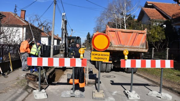 РАДИ СЕ КИШНА КАНАЛИЗАЦИЈА: Радови у Ћуприји (ФОТО) РАДИ СЕ КИШНА КАНАЛИЗАЦИЈА: Радови у Ћуприји (ФОТО)