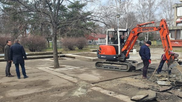 НОВО ДВОРИШТЕ И НОВА СТАЗА ЗА ДВЕ ОСНОВНЕ ШКОЛЕ У НОВОМ БЕОГРАДУ: ГО Нови Београд уређује школске површине НОВО ДВОРИШТЕ И НОВА СТАЗА ЗА ДВЕ ОСНОВНЕ ШКОЛЕ У НОВОМ БЕОГРАДУ: ГО Нови Београд уређује школске површине