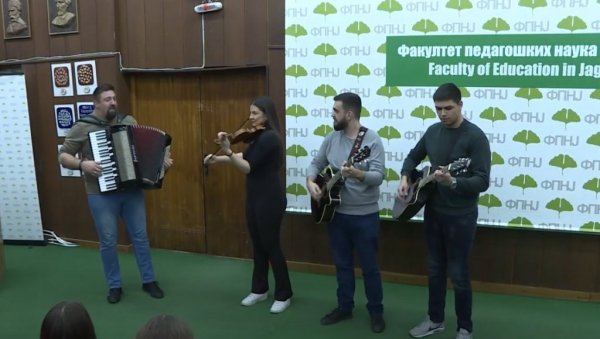 ПЕЂИ ТРАЈКОВИЋУ У ЧАСТ: Књижевно вече посвећено преминулом песнику одржано у Јагодини (ФОТО) ПЕЂИ ТРАЈКОВИЋУ У ЧАСТ: Књижевно вече посвећено преминулом песнику одржано у Јагодини (ФОТО)