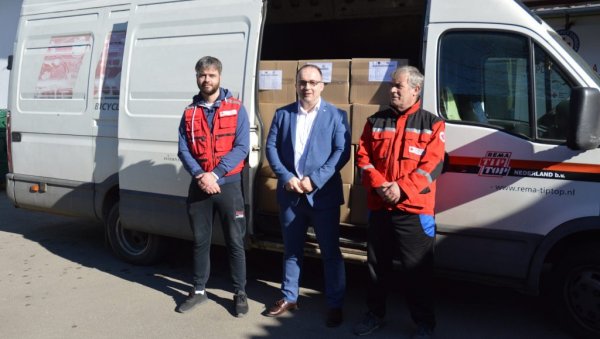 ПОМОЋ У ХРАНИ: Почела испорука пакета за најсиромашније Сомборце ПОМОЋ У ХРАНИ: Почела испорука пакета за најсиромашније Сомборце