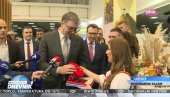 POKLON SA KOSOVA I METOHIJE: Prijatno iznenađenje za Vučića na sajmu turizma POKLON SA KOSOVA I METOHIJE: Prijatno iznenađenje za Vučića na sajmu turizma