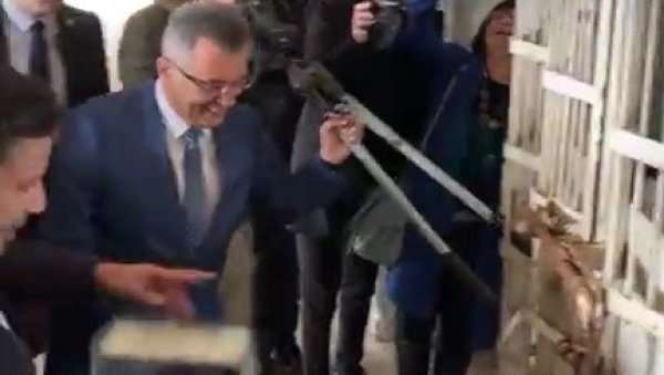 СВЕЧАНОСТ У НИКШИЋУ: Пререзан катанац, Жељезара почиње да ради (ВИДЕО) СВЕЧАНОСТ У НИКШИЋУ: Пререзан катанац, Жељезара почиње да ради (ВИДЕО)