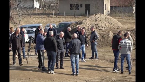 ЛОЗНИЦА УЗ МЕШТАНЕ ТРШИЋА: Вуково родно село добија стадион до краја године ЛОЗНИЦА УЗ МЕШТАНЕ ТРШИЋА: Вуково родно село добија стадион до краја године