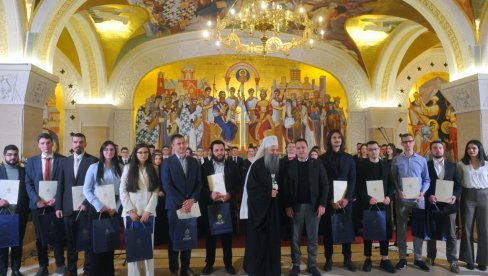 CRKVA UVEK POMAGALA LJUDE ŽELJNE ZNANJA: U Hramu Svetog Save patrijarh uručio stipendije studentima završnih godina fakulteta CRKVA UVEK POMAGALA LJUDE ŽELJNE ZNANJA: U Hramu Svetog Save patrijarh uručio stipendije studentima završnih godina fakulteta