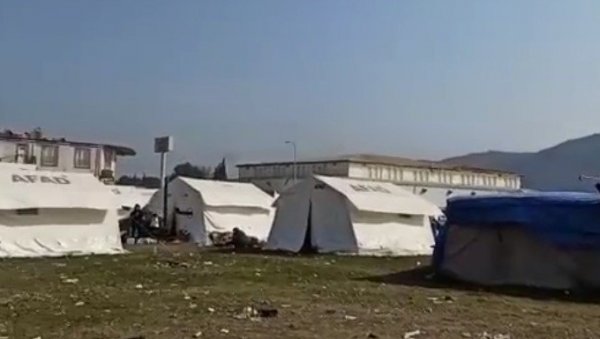 ЖИВОТ У ШАТОРИМА: Тужни призори из Турске, ево како се сналазе људи који су у земљотресу изгубили све (ВИДЕО) ЖИВОТ У ШАТОРИМА: Тужни призори из Турске, ево како се сналазе људи који су у земљотресу изгубили све (ВИДЕО)