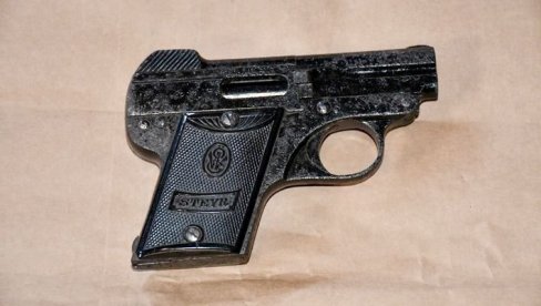 KLADOVLJANI PRIVEDENI: Policija zaplenila pištolje i municiju KLADOVLJANI PRIVEDENI: Policija zaplenila pištolje i municiju