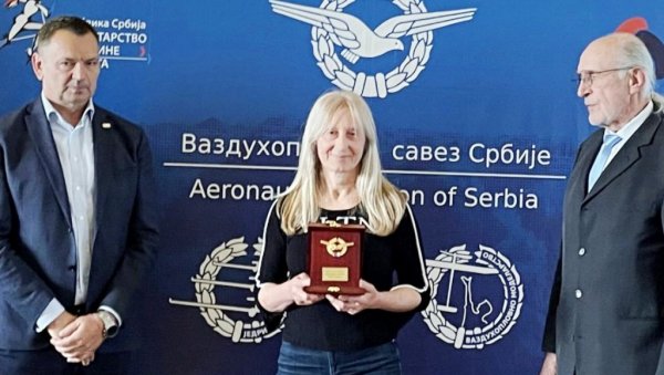 ЗЛАТНА ПЛАКЕТА СВЕТЛАНИ СИМИЋ: Падобранки из Параћина признање Ваздухопловног савеза Србије ЗЛАТНА ПЛАКЕТА СВЕТЛАНИ СИМИЋ: Падобранки из Параћина признање Ваздухопловног савеза Србије