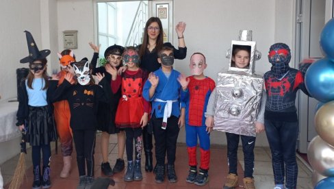 U SUSRET BELIM POKLADAMA: Defile lapovačkih mališana pod maskama (FOTO) U SUSRET BELIM POKLADAMA: Defile lapovačkih mališana pod maskama (FOTO)