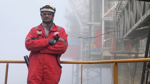 PLATFORME SU MALI GRADOVI: Čačanin Miloš Plazinić već sedam godina radi posao koji mnogi smatraju opasnim i neizdrživim (FOTO) PLATFORME SU MALI GRADOVI: Čačanin Miloš Plazinić već sedam godina radi posao koji mnogi smatraju opasnim i neizdrživim (FOTO)