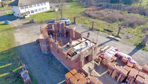GDE POD KOZAROM, NATOPLJENOM KRVLJU, NIČE HRAM JASENOVAČKIM STRADALNICIMA: Nedeljne Novosti na mestu gde su ustaše Srbe odvodile u smrt GDE POD KOZAROM, NATOPLJENOM KRVLJU, NIČE HRAM JASENOVAČKIM STRADALNICIMA: Nedeljne Novosti na mestu gde su ustaše Srbe odvodile u smrt