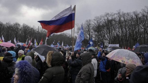 НИЈЕ НАШ РАТ На улице Берлина изашло 10.000 људи против наоружавања Украјине (ФОТО) НИЈЕ НАШ РАТ На улице Берлина изашло 10.000 људи против наоружавања Украјине (ФОТО)