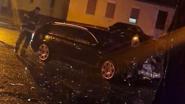 САОБРАЋАЈНА НЕСРЕЋА У АПАТИНУ: Пет лица повређено у тешком судару (ФОТО) САОБРАЋАЈНА НЕСРЕЋА У АПАТИНУ: Пет лица повређено у тешком судару (ФОТО)