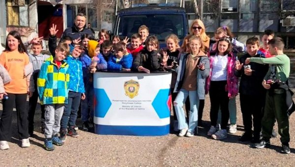 КАКО ЈЕ ТО РАДИТИ У ПОЛИЦИЈИ: Занимљив пројекат ОШ Стеван Јаковљевић у Параћину КАКО ЈЕ ТО РАДИТИ У ПОЛИЦИЈИ: Занимљив пројекат ОШ Стеван Јаковљевић у Параћину
