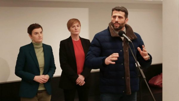ГРАДОНАЧЕЛНИК ШАПИЋ И ПРЕМИЈЕРКА БРНАБИЋ ОБИШЛИ РЕКОНСТРУИСАНО ПОЗОРИШТЕ „ДАДОВ”: У обнову уложено више до 220 милиона динара ГРАДОНАЧЕЛНИК ШАПИЋ И ПРЕМИЈЕРКА БРНАБИЋ ОБИШЛИ РЕКОНСТРУИСАНО ПОЗОРИШТЕ „ДАДОВ”: У обнову уложено више до 220 милиона динара