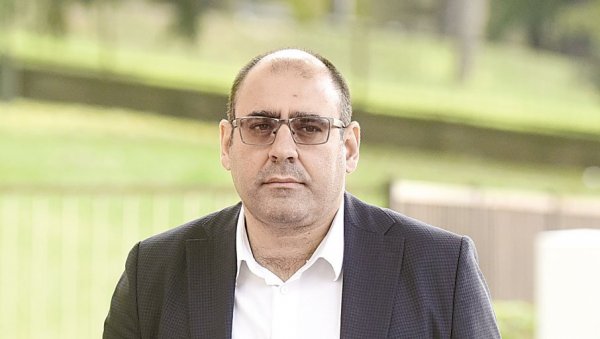 ЛАЗОВИЋ НЕ СМЕ НА МЕГДАН: Ђукановић поручио да је увек спреман на сучељавање ЛАЗОВИЋ НЕ СМЕ НА МЕГДАН: Ђукановић поручио да је увек спреман на сучељавање
