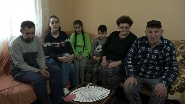 ПРЕ ГОДИНУ ДАНА ОСТАЛИ СУ БЕЗ СИНА, А САДА И БЕЗ ПРИХОДА: Апел из Варварина - помозите породици Лукић, све је изгубила у пожару (ФОТО) ПРЕ ГОДИНУ ДАНА ОСТАЛИ СУ БЕЗ СИНА, А САДА И БЕЗ ПРИХОДА: Апел из Варварина - помозите породици Лукић, све је изгубила у пожару (ФОТО)