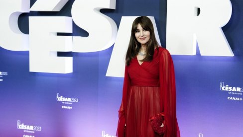 MONIKA BELUČI U VATRENOM IZDANJU: Glumica pokorila Pariz (FOTO) MONIKA BELUČI U VATRENOM IZDANJU: Glumica pokorila Pariz (FOTO)