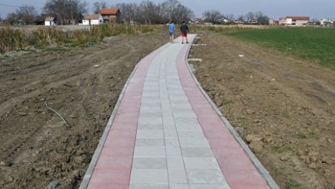 SREĐIVANJE ULICE I STAZE: Putari izvode radove na dve lokacije na levoj obali Dunava SREĐIVANJE ULICE I STAZE: Putari izvode radove na dve lokacije na levoj obali Dunava