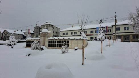 СНЕГ НЕ ПРЕСТАЈЕ ДА ПАДА 24 ЧАСА: На подручју Сокоца непроходни готово сви путеви, део општине има проблеме са снабдевањем струјом СНЕГ НЕ ПРЕСТАЈЕ ДА ПАДА 24 ЧАСА: На подручју Сокоца непроходни готово сви путеви, део општине има проблеме са снабдевањем струјом