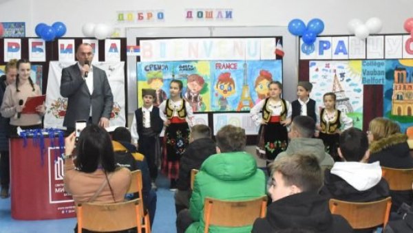 БАТАЈНИЧАНИ УГОСТИЛИ 18 УЧЕНИКА: Французи били гости Митраљете БАТАЈНИЧАНИ УГОСТИЛИ 18 УЧЕНИКА: Французи били гости Митраљете