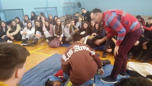 ПОКАЗНА ВЕЖБА ПРВЕ ПОМОЋИ: Параћински Црвени крст преноси основцима животна знања (ФОТО) ПОКАЗНА ВЕЖБА ПРВЕ ПОМОЋИ: Параћински Црвени крст преноси основцима животна знања (ФОТО)