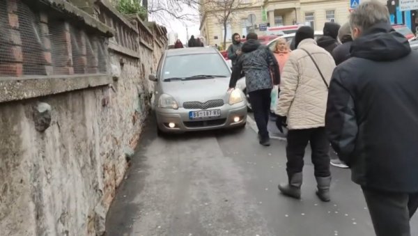 ГДЕ СИ ТО КРЕНУЛА: Возила тротоаром, па се заглавила