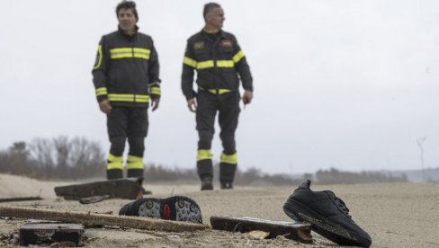 TRAGEDIJA KOD GRČKOG OSTRVA: U vodi nestalo četvoro ljudi, olujni vetar otežava potragu TRAGEDIJA KOD GRČKOG OSTRVA: U vodi nestalo četvoro ljudi, olujni vetar otežava potragu