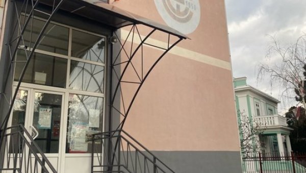 БОЉИ УСЛОВИ ЗА СРЕДЊОШКОЛКЦЕ: У Економско-трговинској школи у Пожаревцу обновљени улаз и фискултурна сала БОЉИ УСЛОВИ ЗА СРЕДЊОШКОЛКЦЕ: У Економско-трговинској школи у Пожаревцу обновљени улаз и фискултурна сала