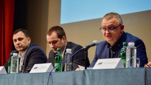ОДРЖАНЕ ИЗБОРНЕ СКУПШТИНЕ СНС КЛАДОВО И НЕГОТИН: Николић председник у Кладову, Величковић у Неготину ОДРЖАНЕ ИЗБОРНЕ СКУПШТИНЕ СНС КЛАДОВО И НЕГОТИН: Николић председник у Кладову, Величковић у Неготину